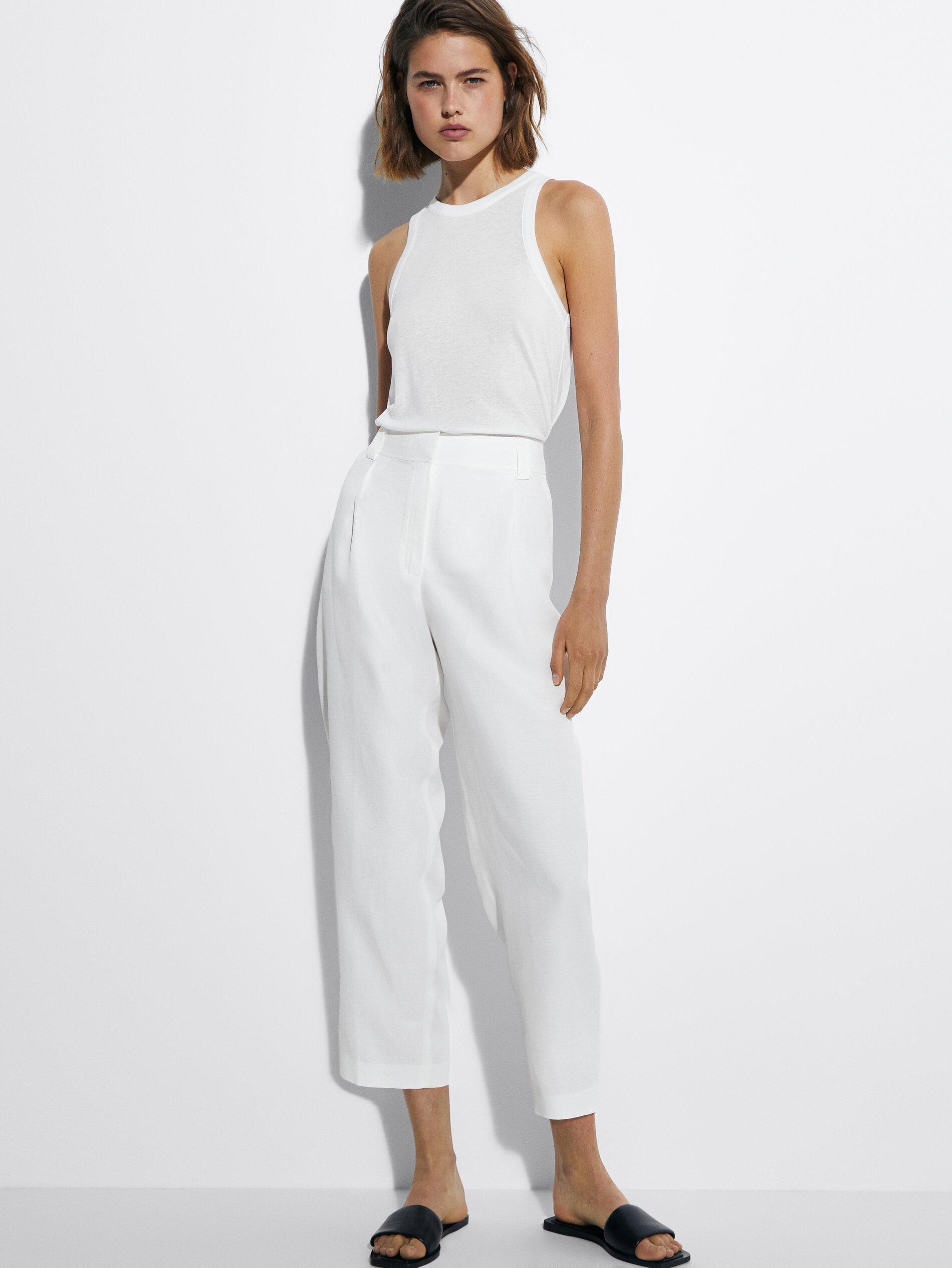 Straight fit trousers with topstitching 