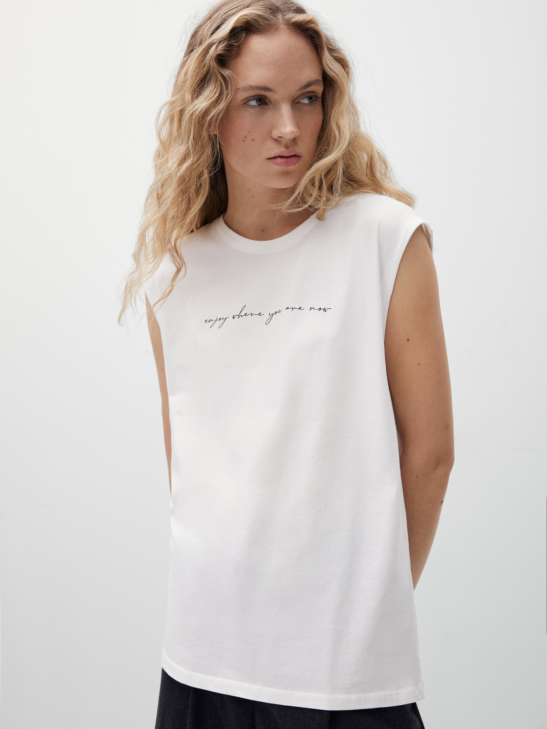 Sleeveless T-shirt with slogan - Women 