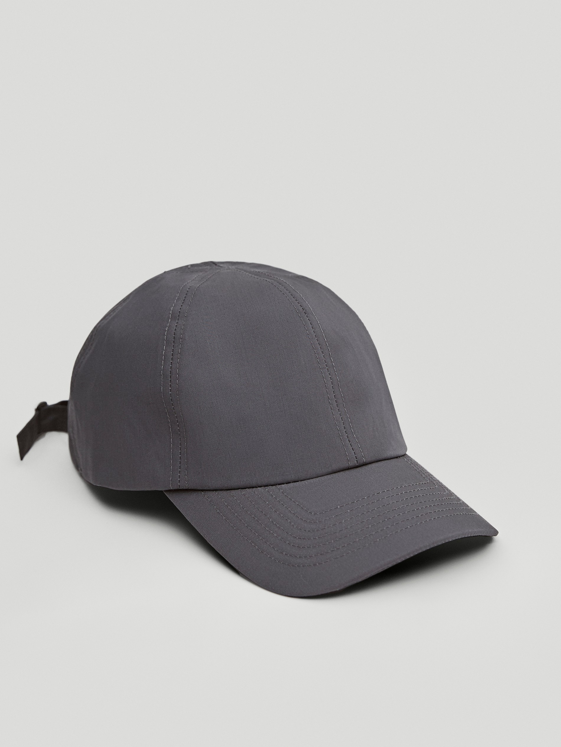 Cotton cap with topstitching detail 