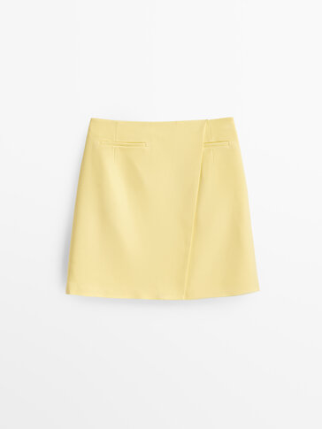 Short skirt with pocket details