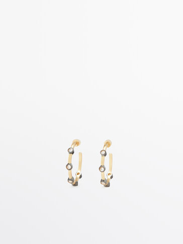 Hoop earrings with contrast shiny detail