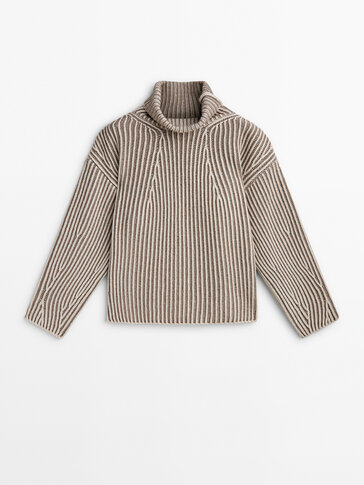 High neck knit sweater with contrast thread