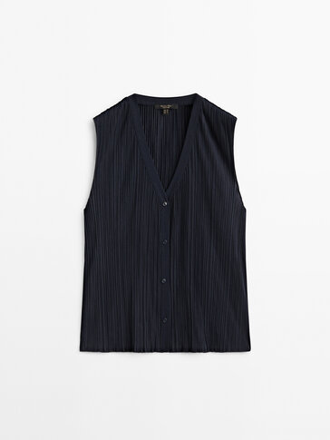 Sleeveless pleated top with buttons