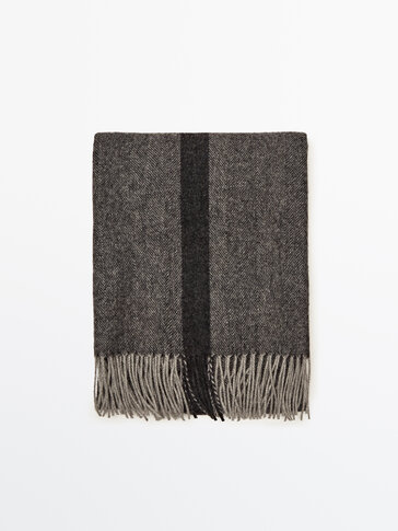 Herringbone scarf with contrast fringing and stripe