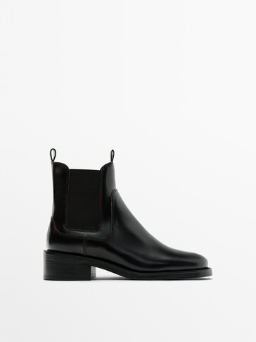 Chelsea boots with contrast edges