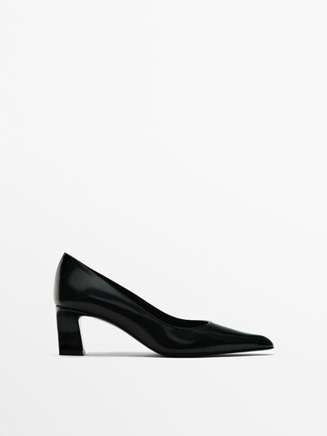 Pointed high-heel shoes
