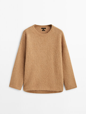 Cape sweater with combed thread
