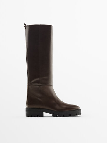 Flat leather boots with track soles