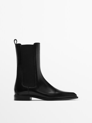 Flat leather Chelsea boots