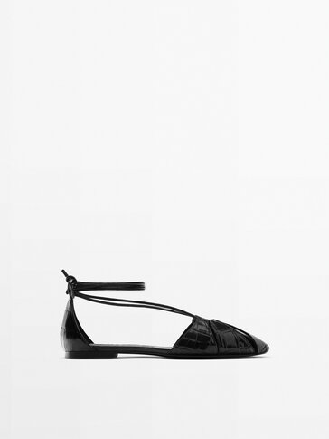 Flat leather shoes with cut-out detail