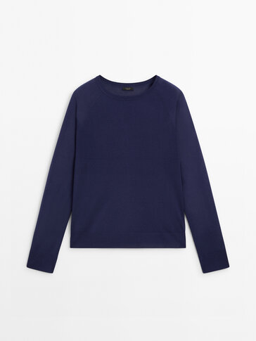 Fine knit sweater with a crew neck