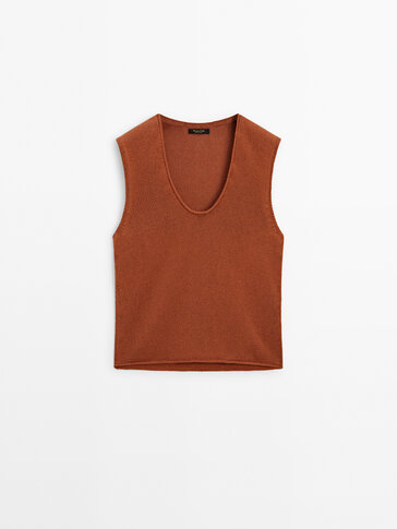 Knit top with neckline detail