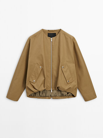Voluminous jacket with snap buttons