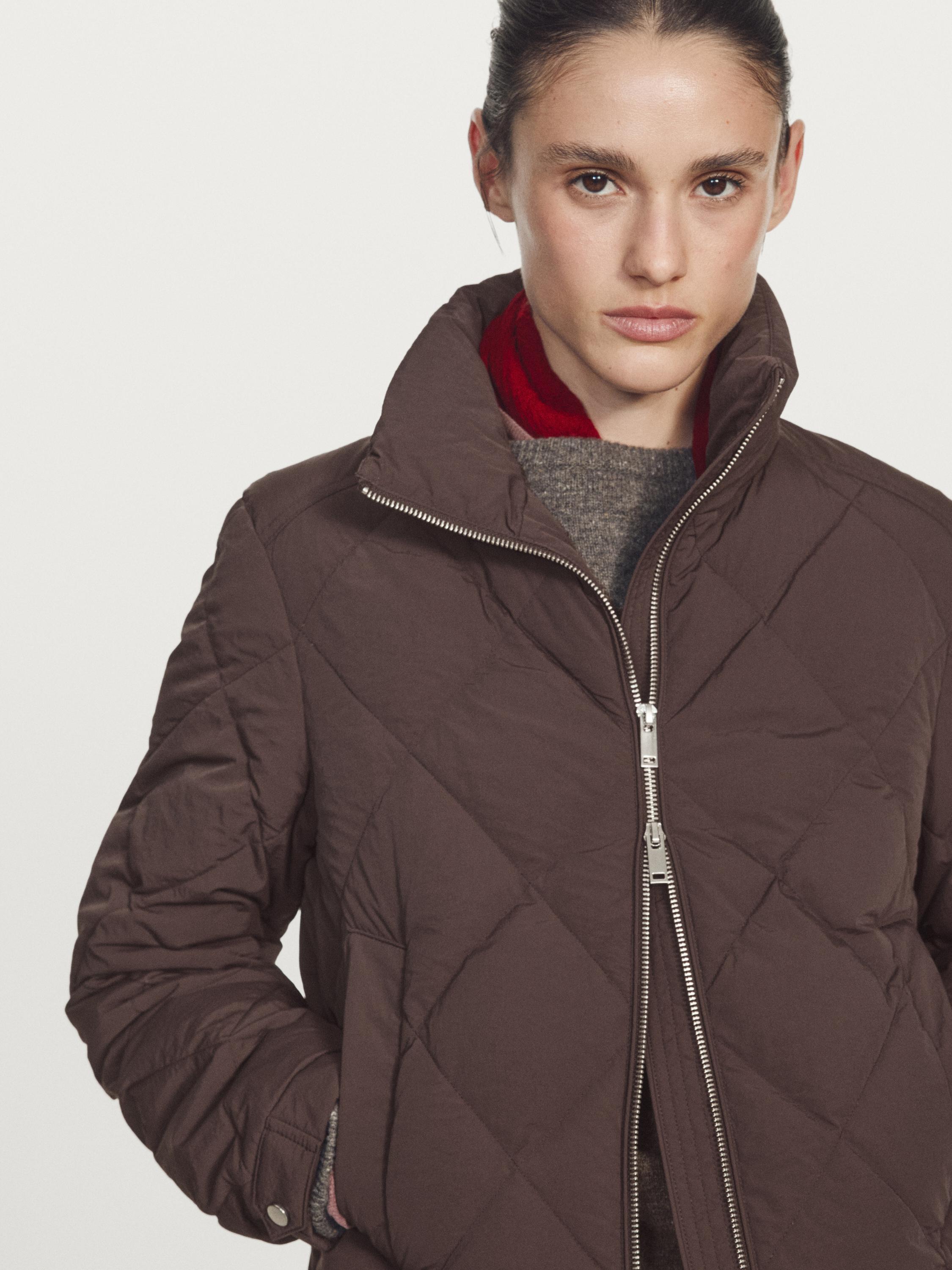 Short water-repellent down jacket