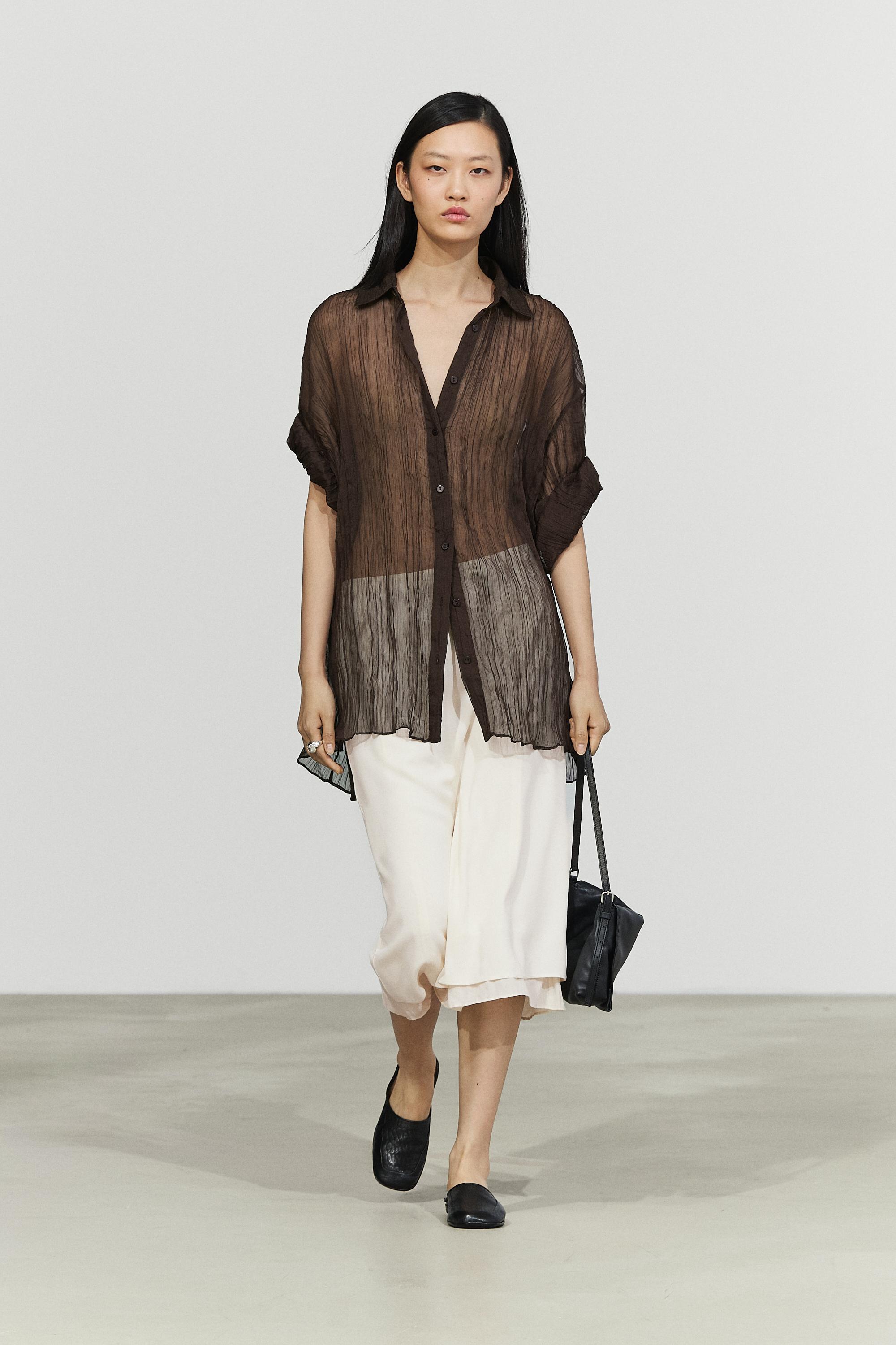 Total look pleated shirt