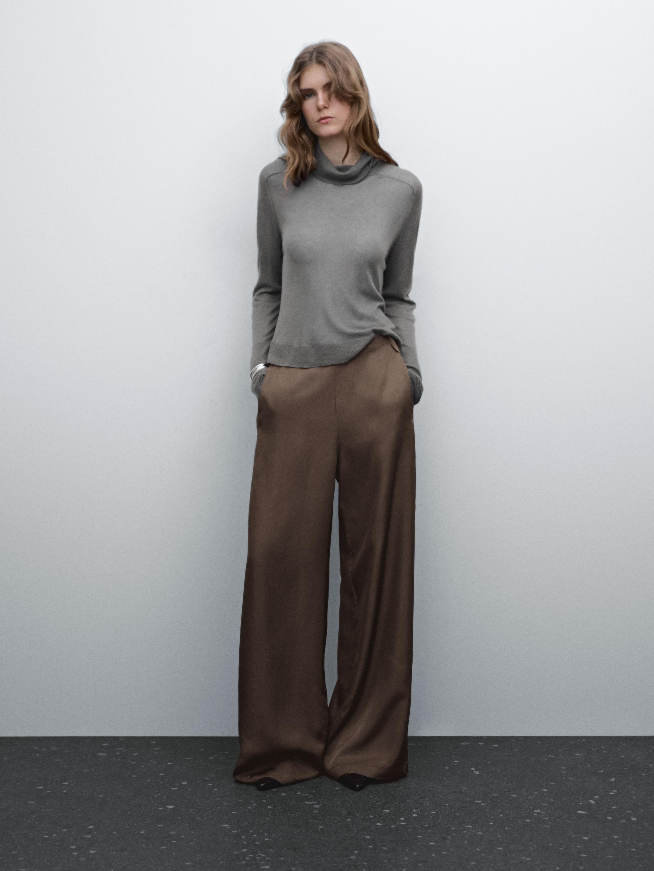 Flowing trousers with a satin finish