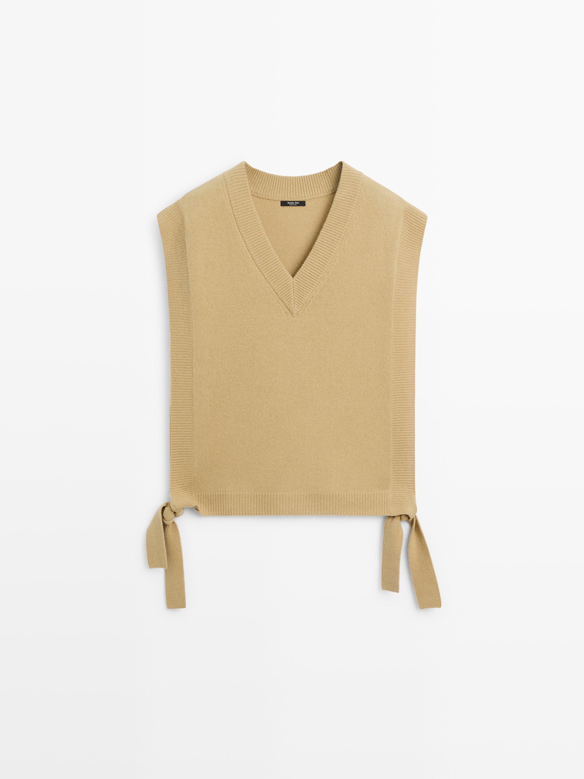 带领结装饰V领服装