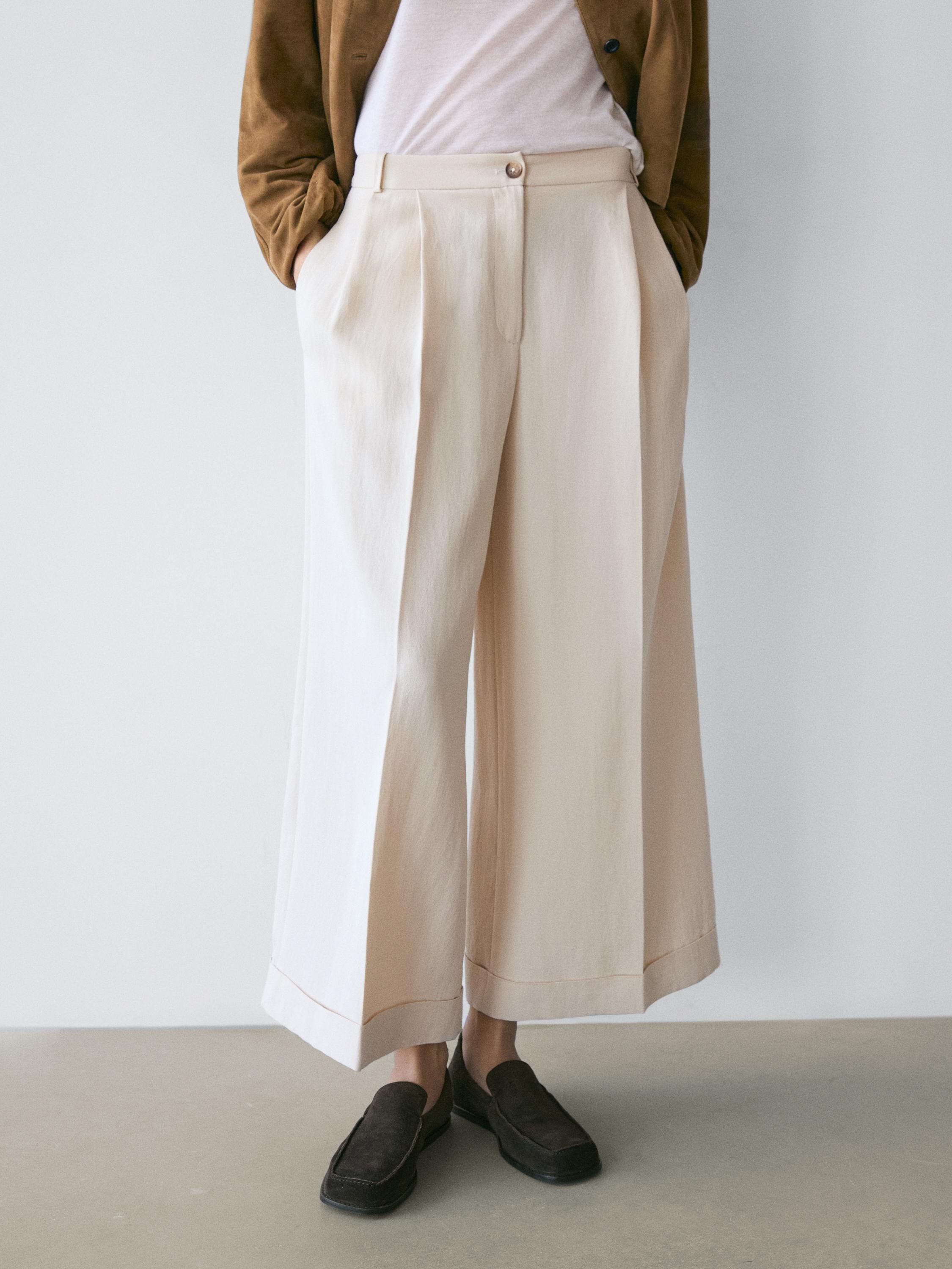 Flowing trousers with turn-up hems