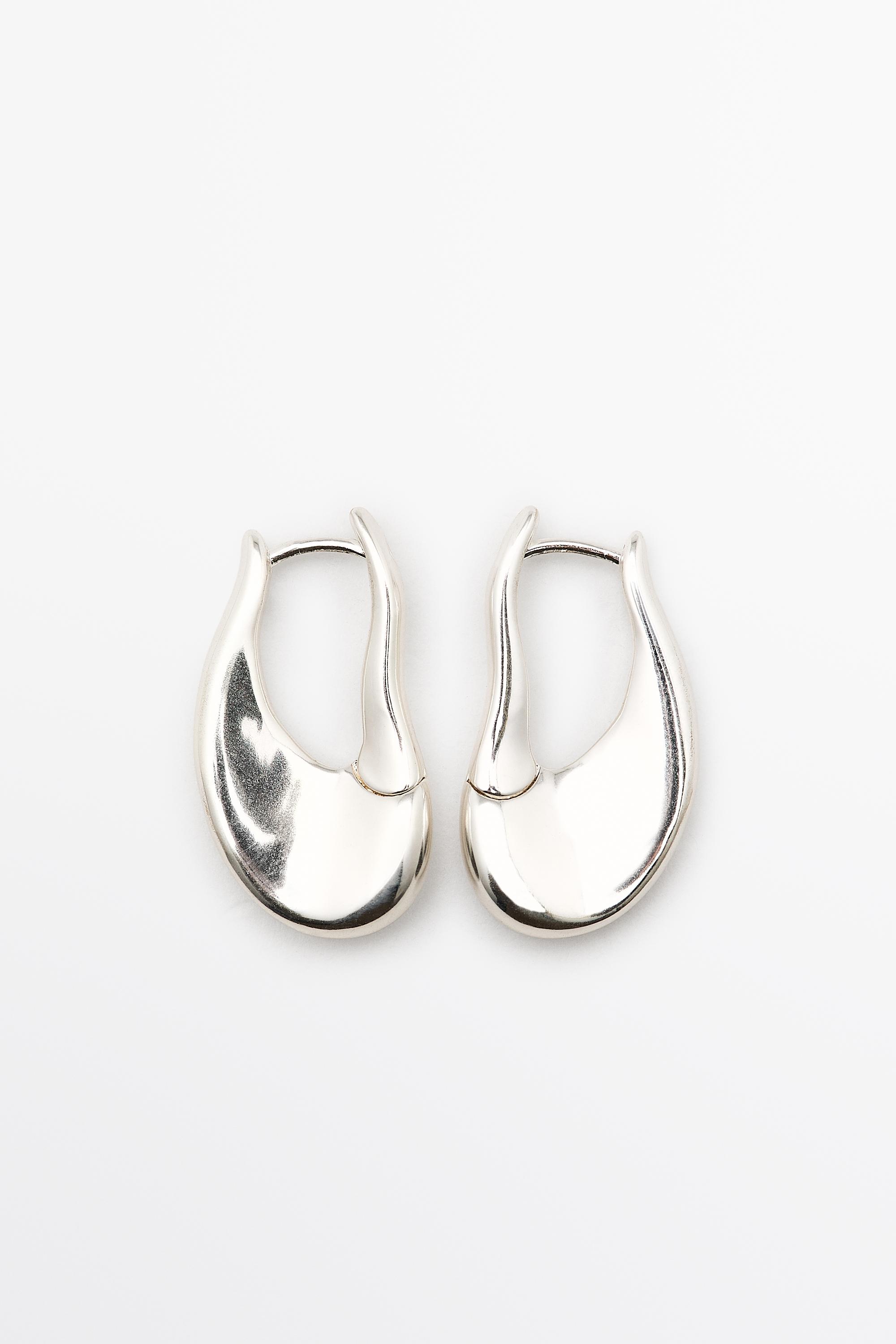Fluid lines hoop earrings