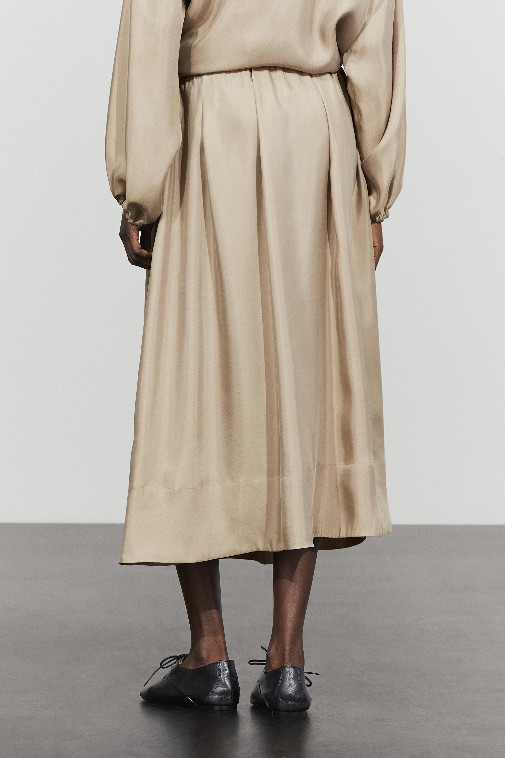 Flowing elastic waist midi skirt