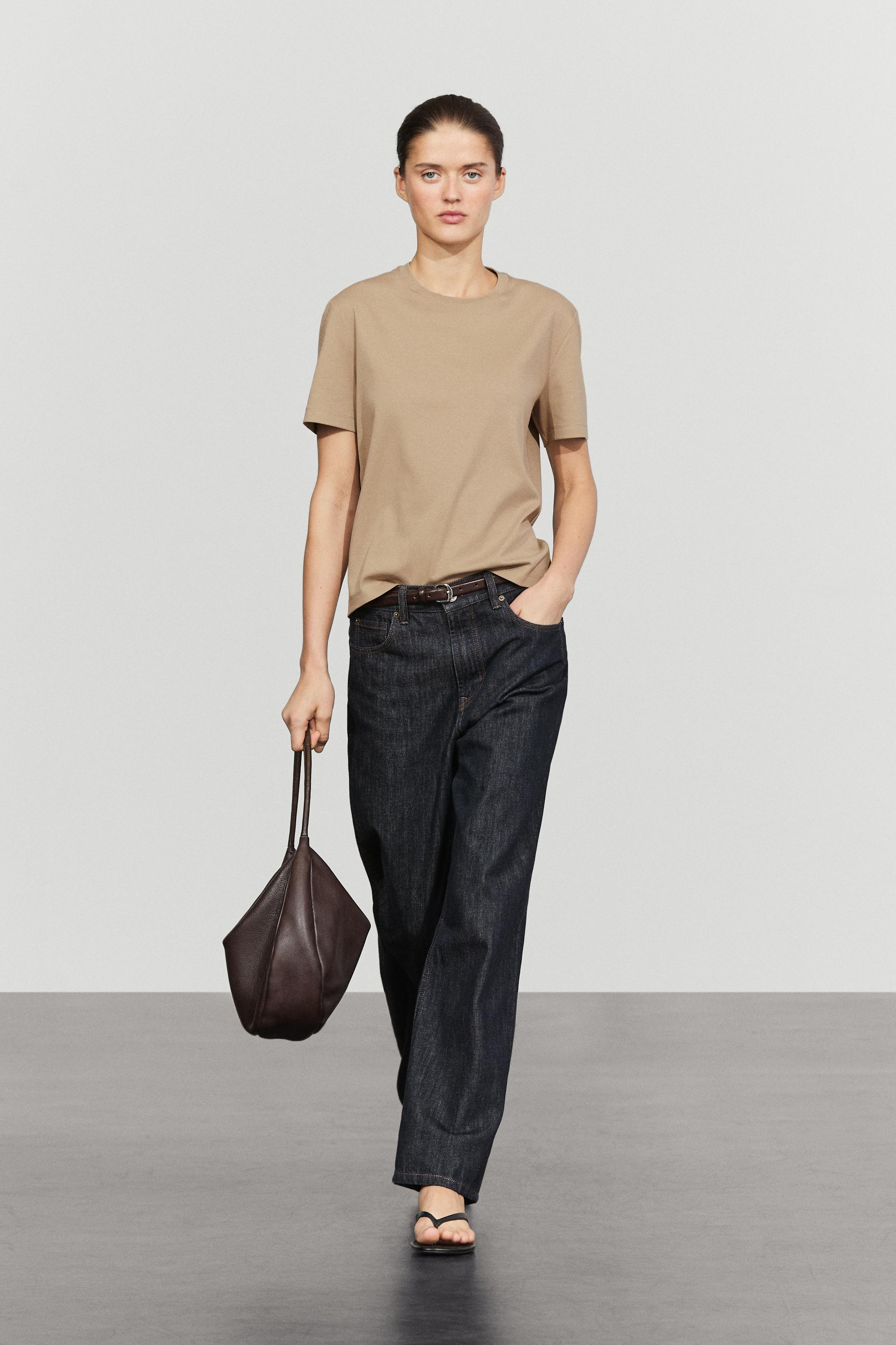 Regular fit short sleeve T-shirt.