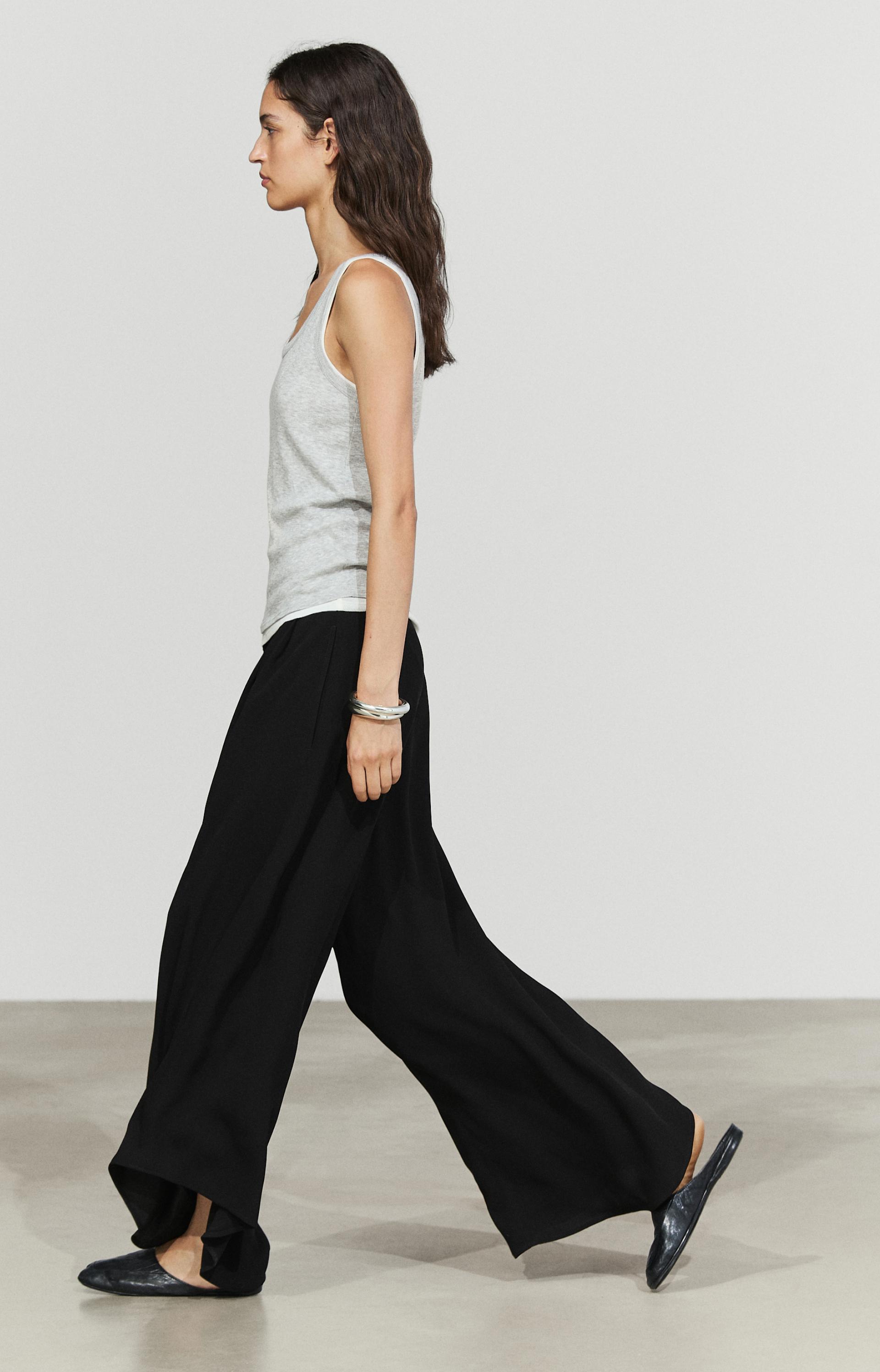 Voluminous wide-leg pleated pants