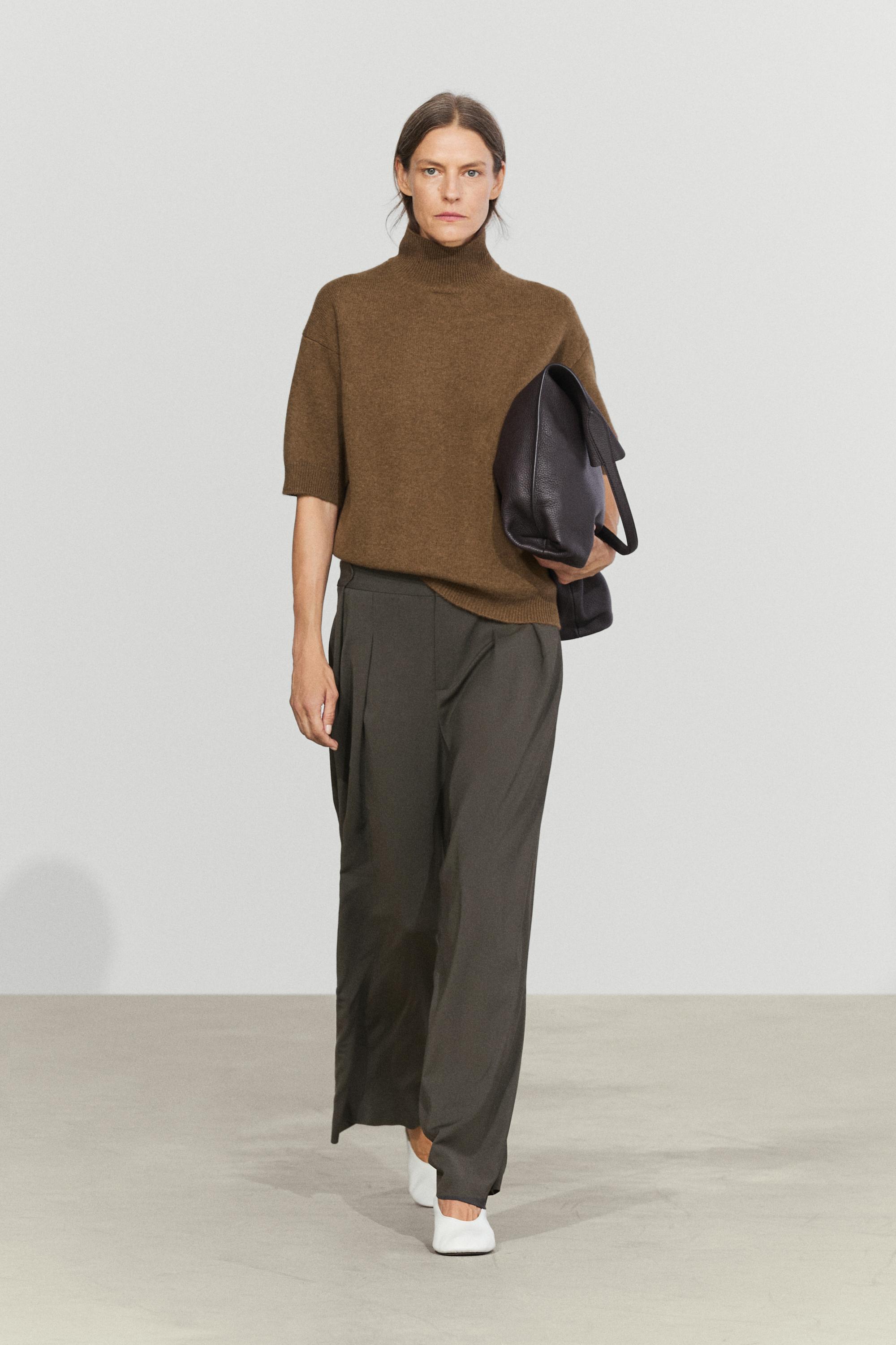 Flowing wide-leg pants with pleats