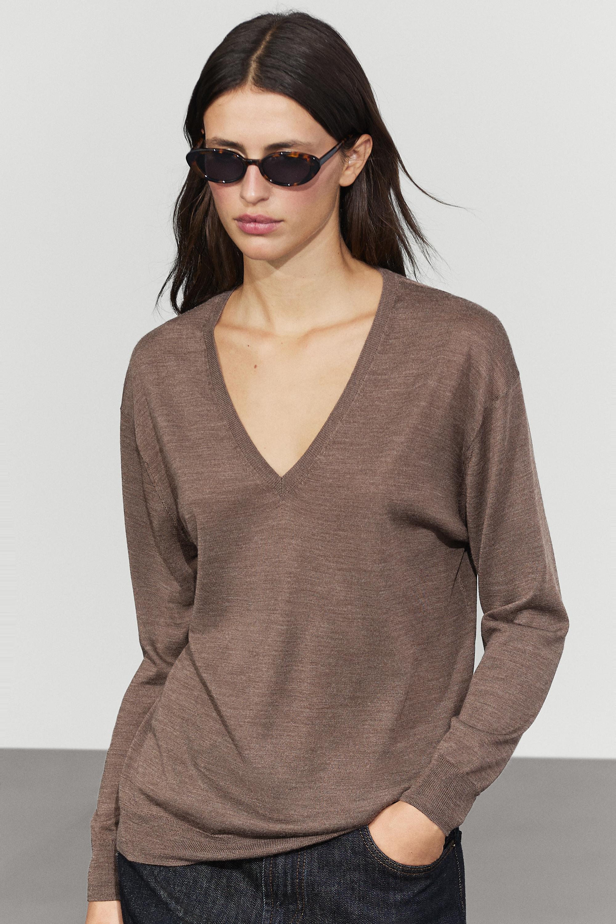 100% wool V-neck knit sweater