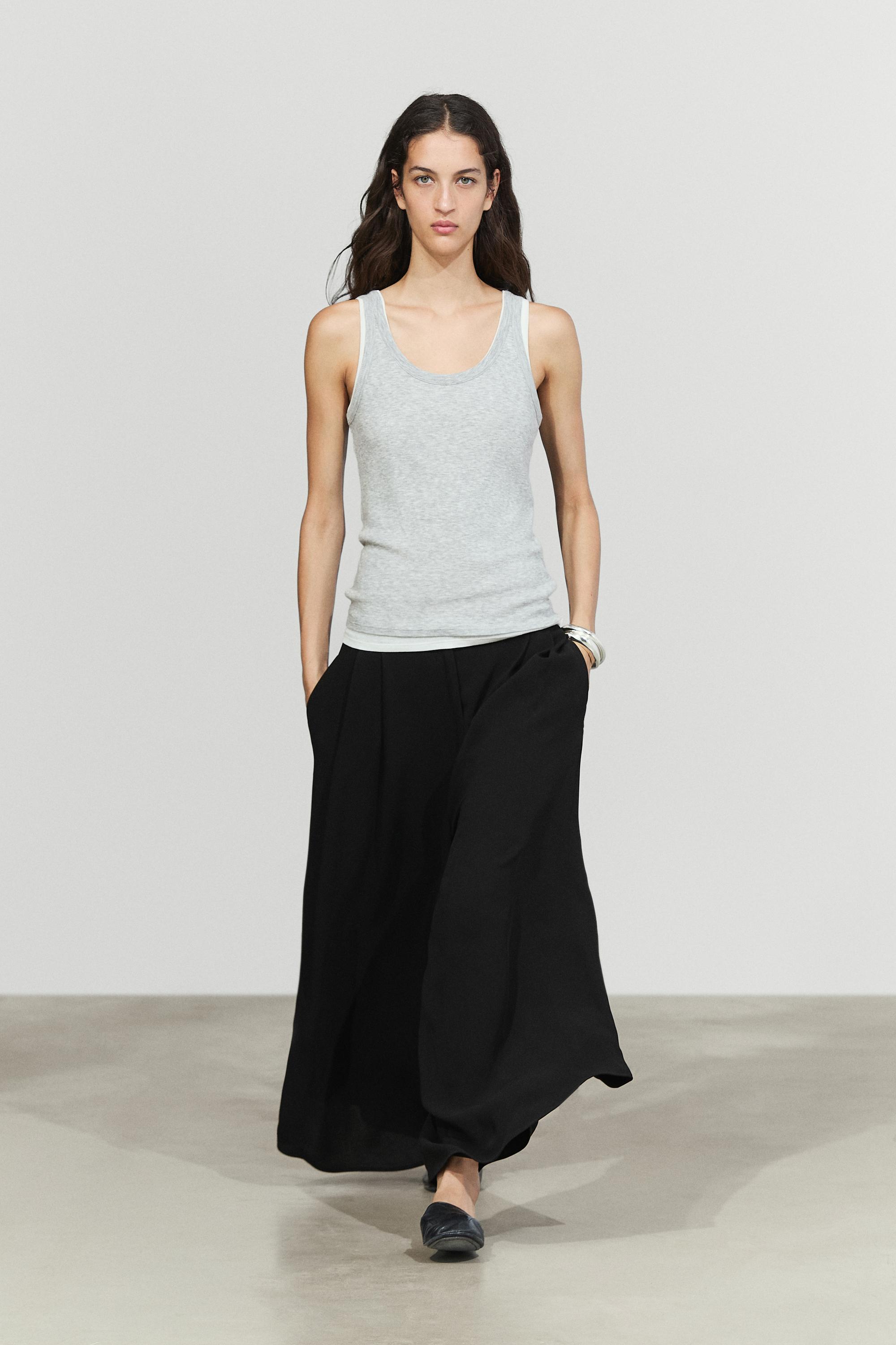 Voluminous wide-leg pleated pants
