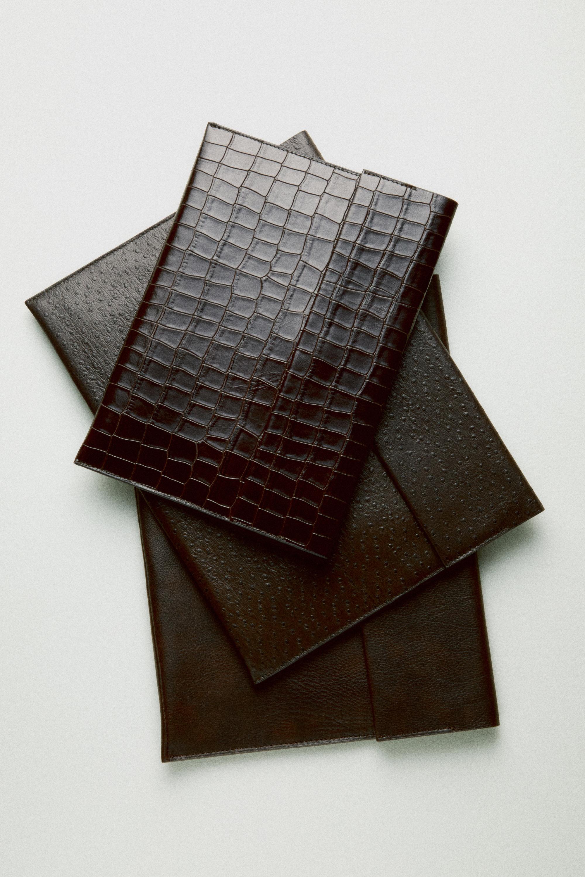 Textured laptop sleeve