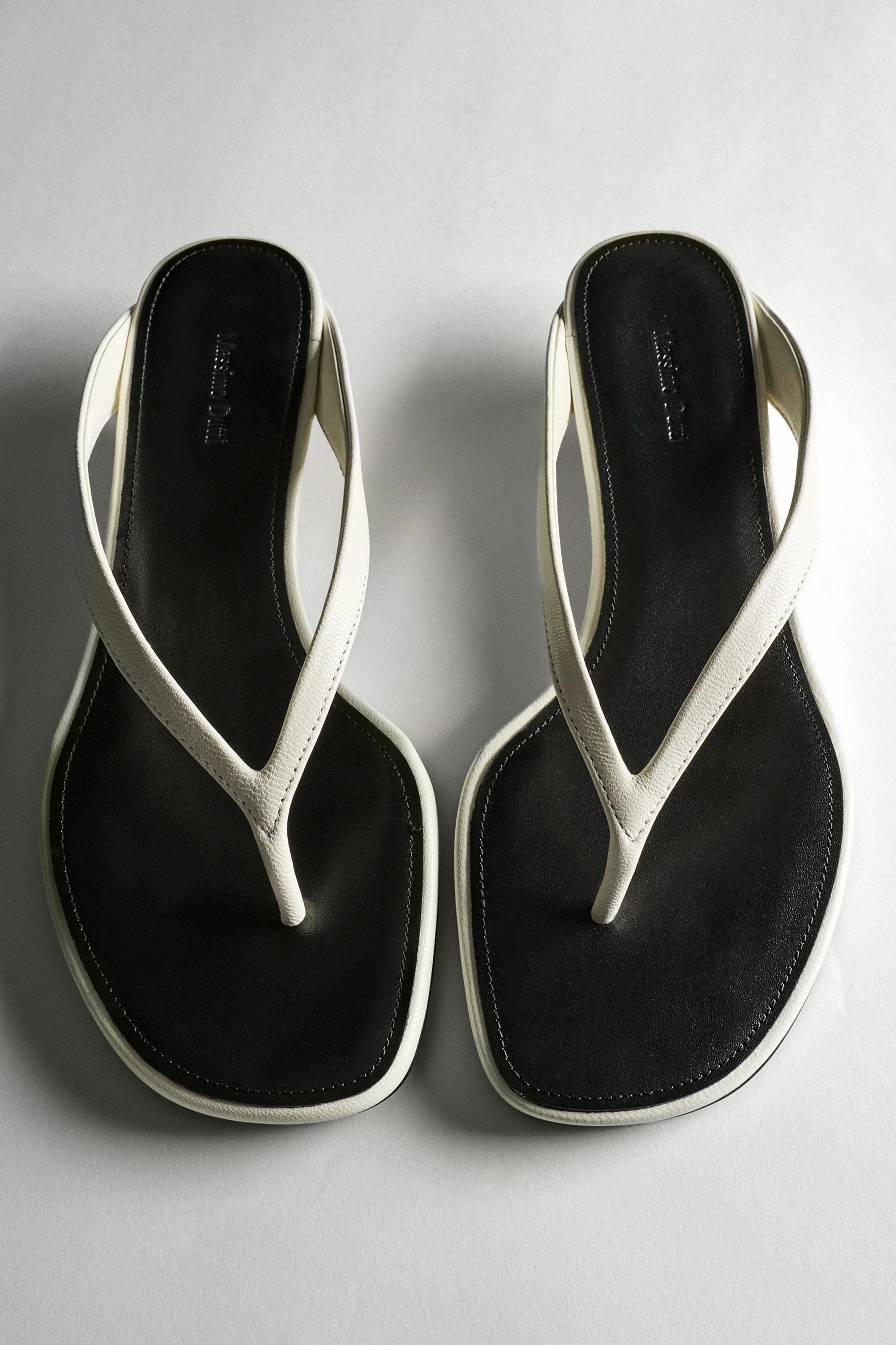 Mid-heel sandals with toe divider
