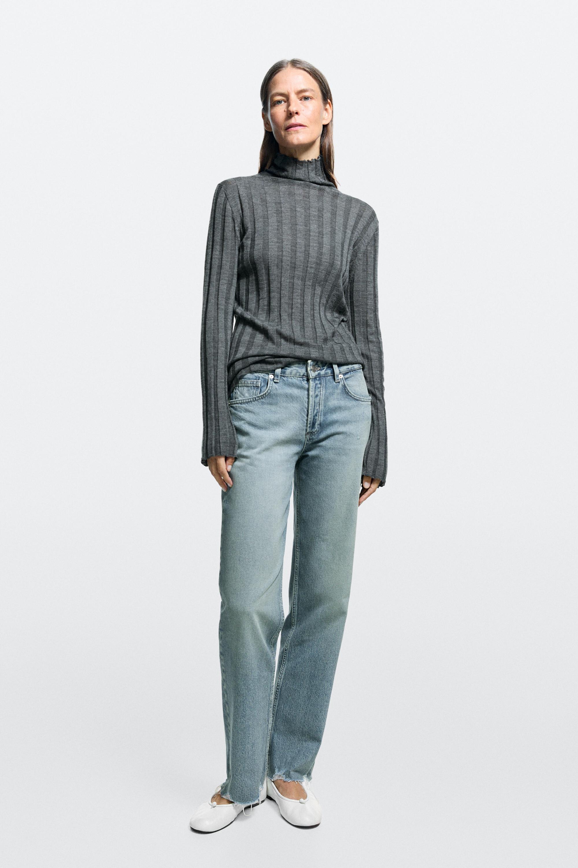 Mid-waist stovepipe jeans with frayed hems