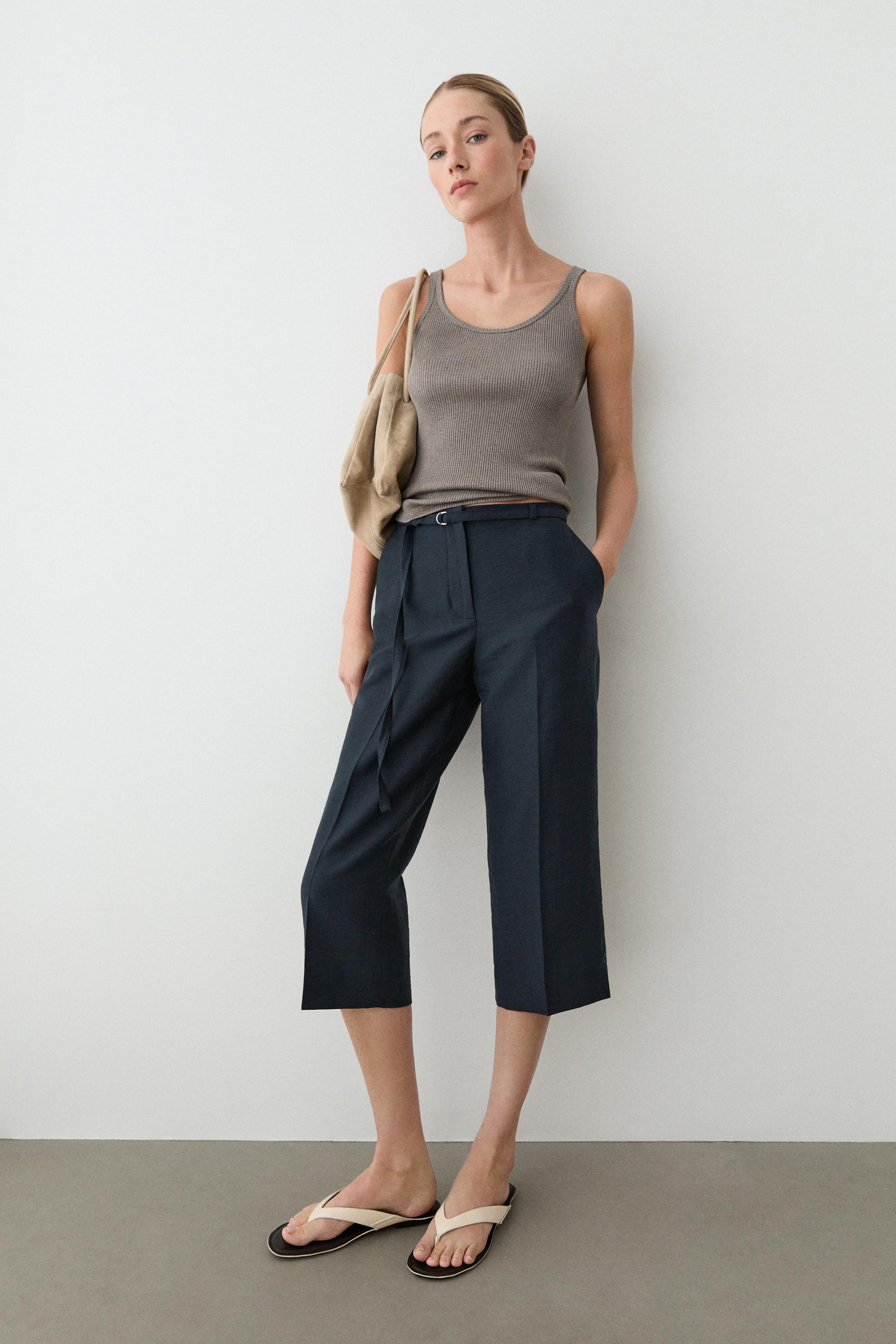 Flowing cotton and linen blend Bermuda shorts with belt